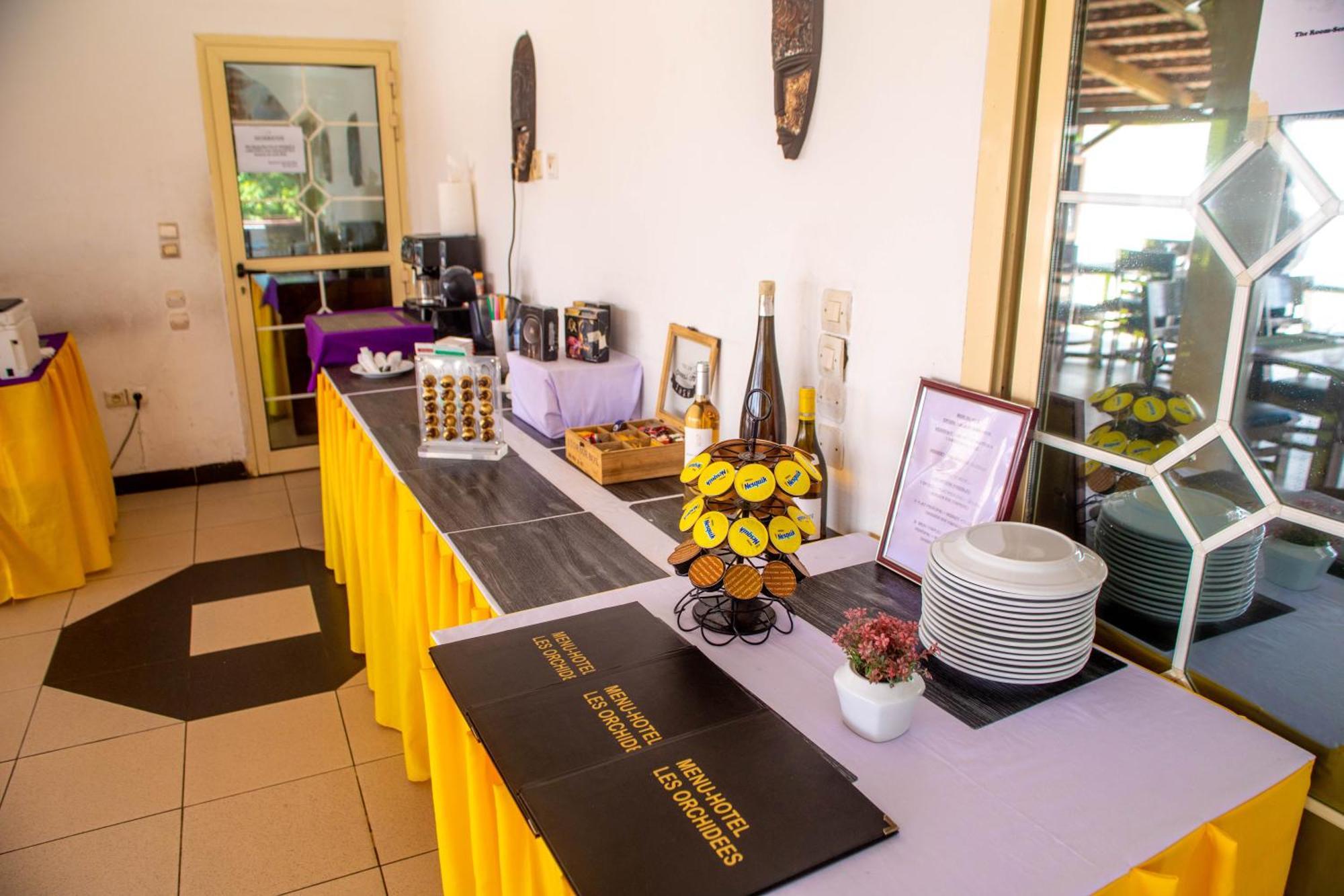 Hotel Les Orchidees Котону Экстерьер фото
