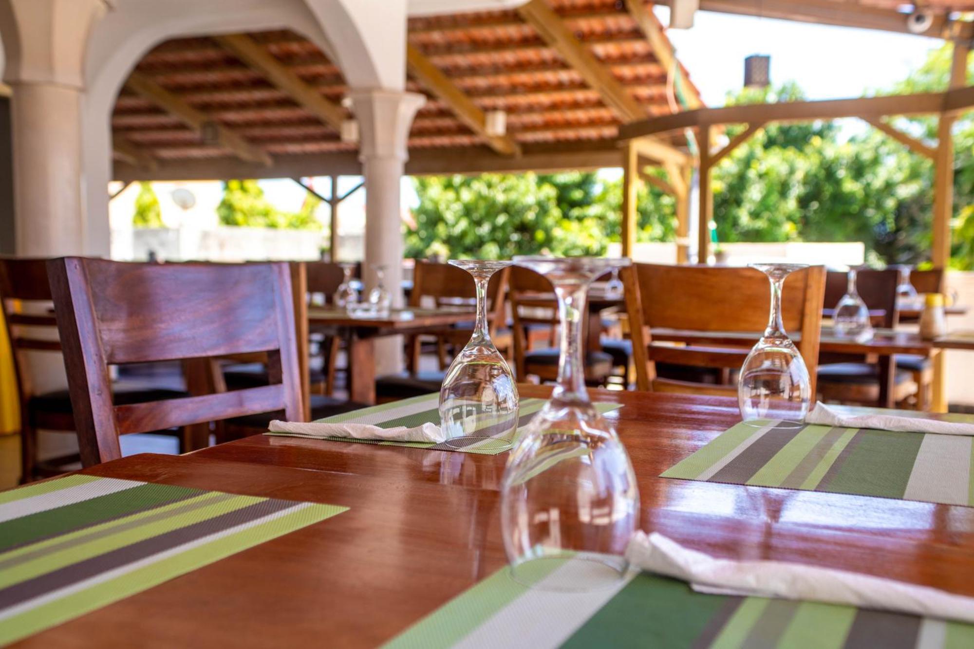 Hotel Les Orchidees Котону Экстерьер фото