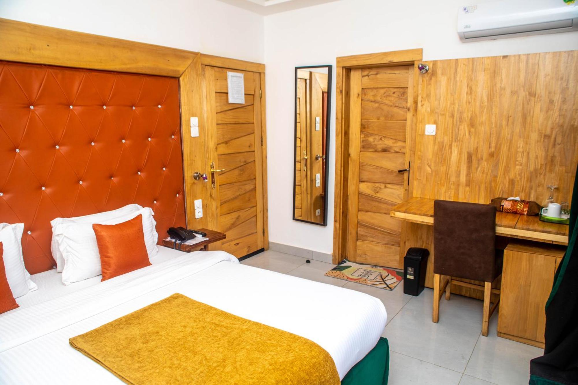 Hotel Les Orchidees Котону Экстерьер фото